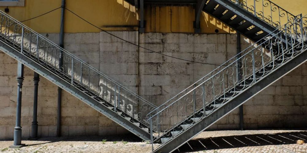 Escadas em concreto ou metálicas: qual escolher para seu projeto? - SF Engenharia